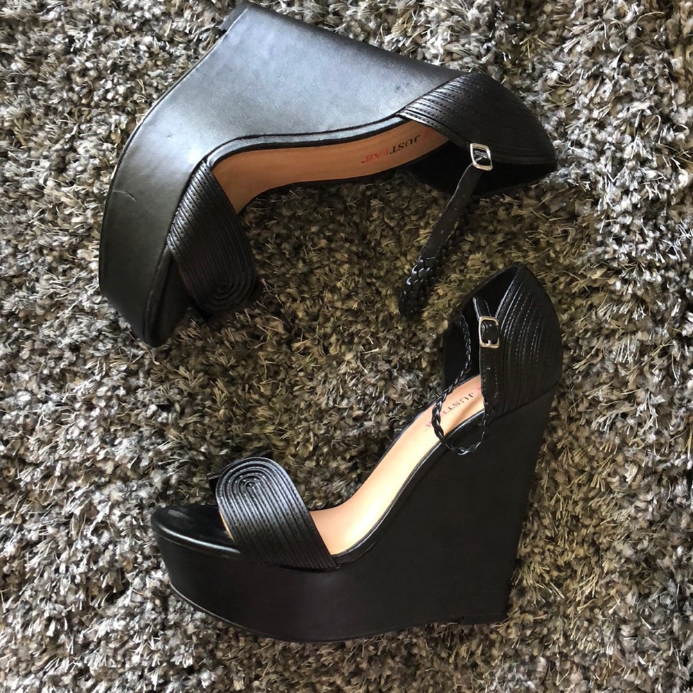 Black wedged platform.
